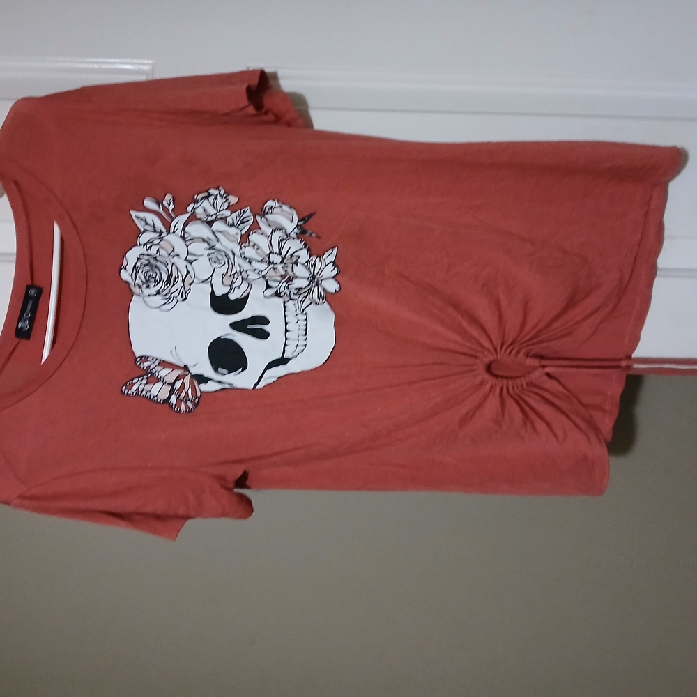 Rust Graphic Tee with Skull and Floral Design